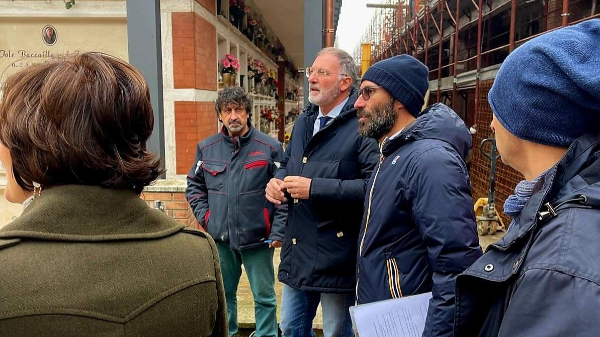 Il sopralluogo all’interno del cimitero nuovo di Todi interessato da importanti lavori di ripristino e manutenzione su palazzine e servizi