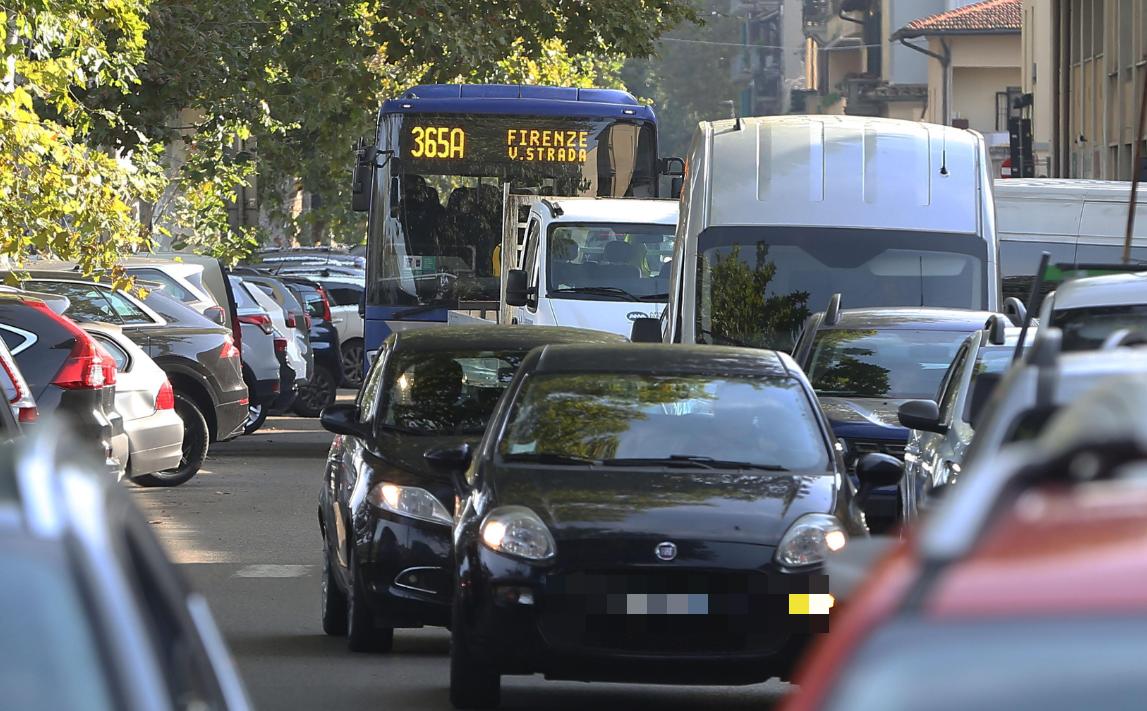 Sosta selvaggia e doppia fila, occhio alle multe: parte la ‘scorta’ della Municipale agli autobus