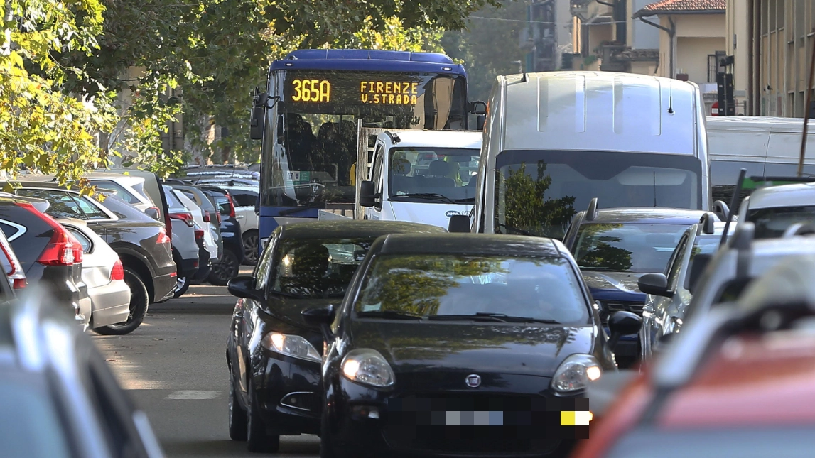 Un autobus nel traffico di Firenze (foto New Press Photo)