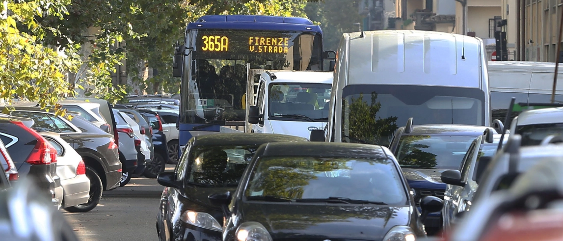 Sosta selvaggia e doppia fila, occhio alle multe: parte la ‘scorta’ della Municipale agli autobus