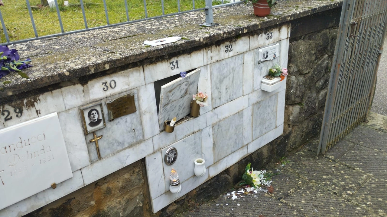 Scempio al cimitero a Le Grazie