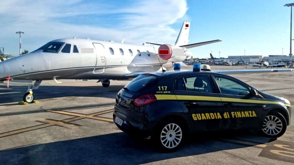 Aerotaxi evasori al "Galilei" di Pisa. Dieci società devono 500mila euro