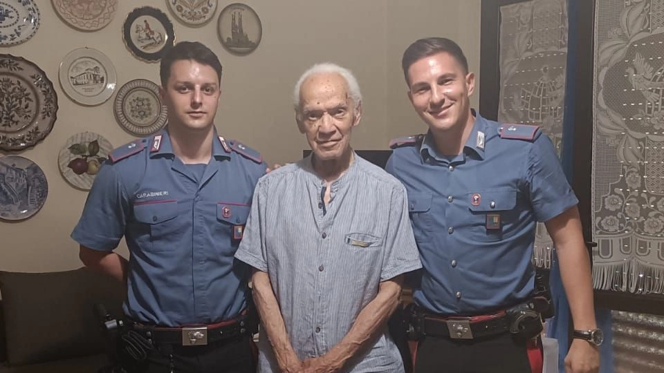 I carabinieri intervenuti per aiutare il 94enne che stava soffrendo per il caldo