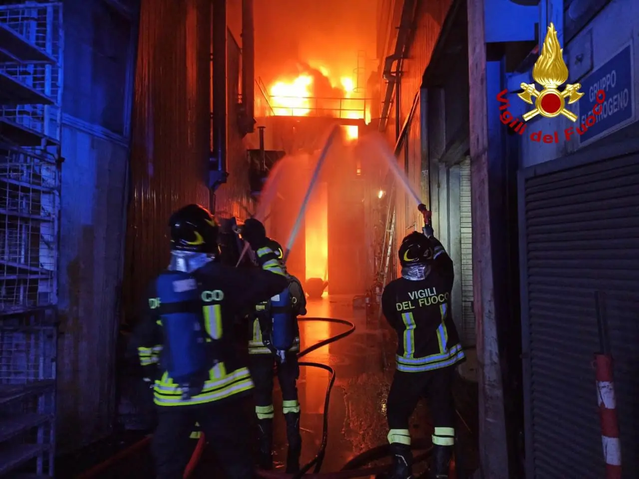 Incendio all’ex Fonderie Tacconi, fiamme altissime nelle notte