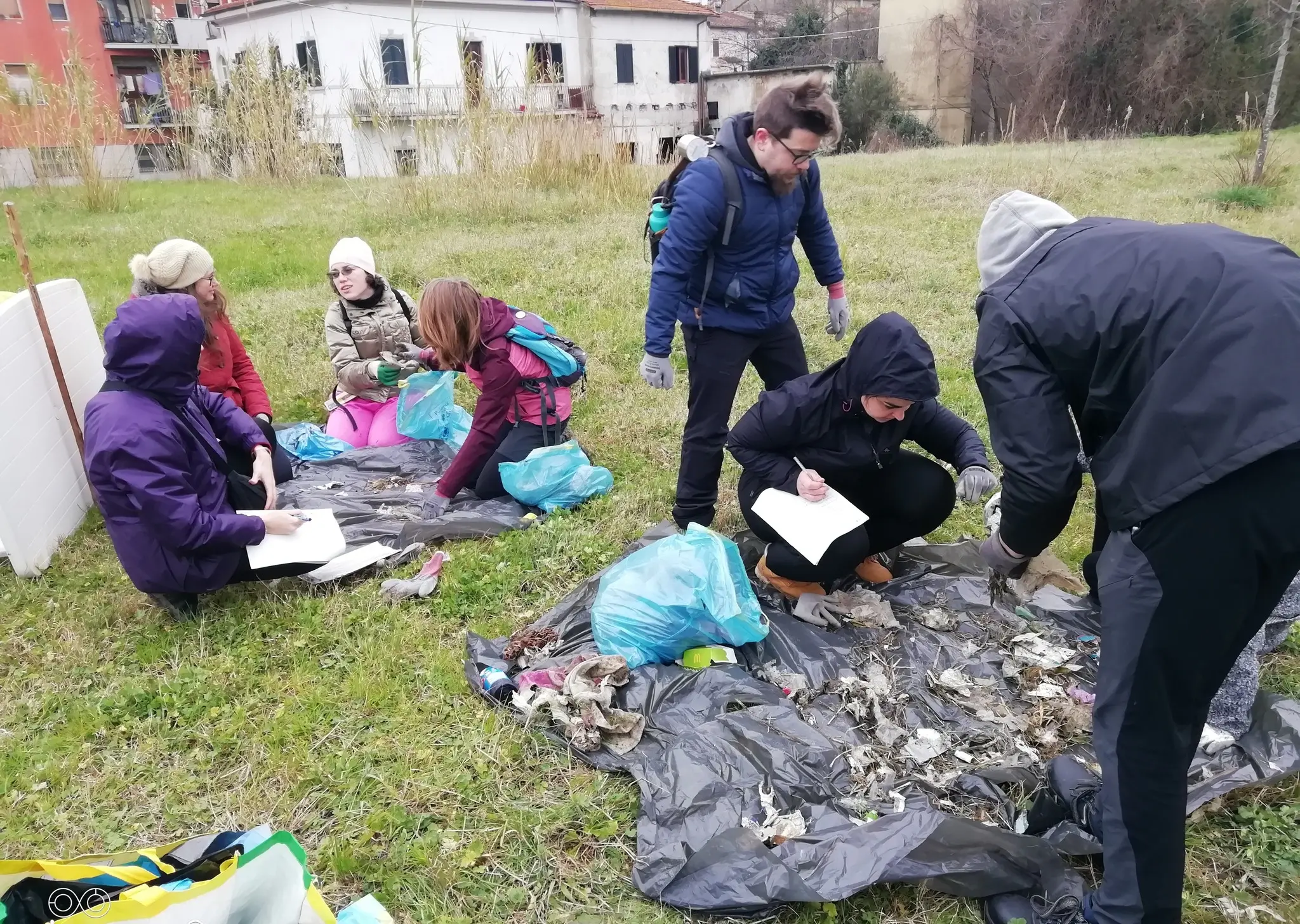 L’Era sotto osservazione, caccia alle plastiche pericolose. Volontari raccolgono rifiuti