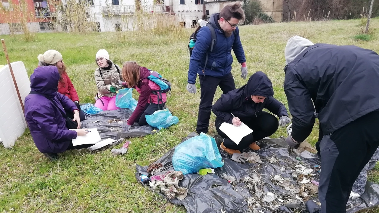 L’Era sotto osservazione, caccia alle plastiche pericolose. Volontari raccolgono rifiuti