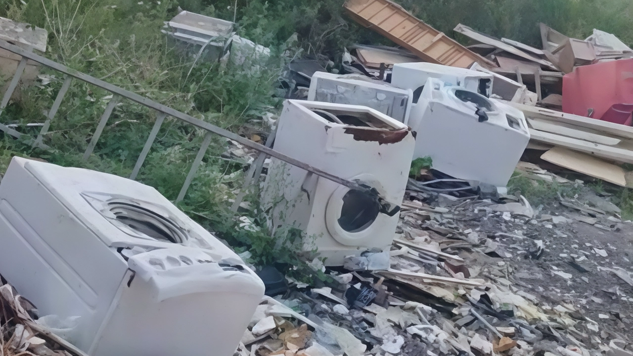 Da giorni una parte di via della Chimera è una discarica a cielo aperto. In strada si trovano elettrodomestici, mobili e sporcizia di ogni genere.