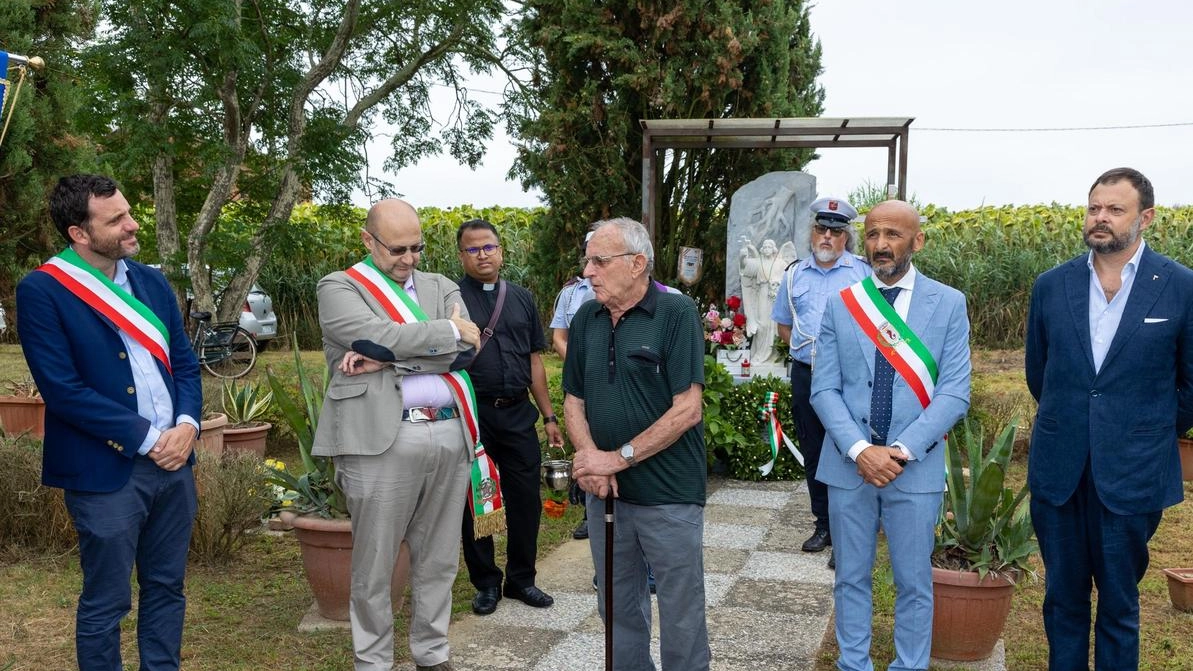 Il sopravvissuto Mazzei: "Coltivate la memoria affinche stragi come questa non avvengano più". I sindaci Tesi e Amidei: "Un dovere essere qui sia per le istituzioni che per la cittadinanza" .