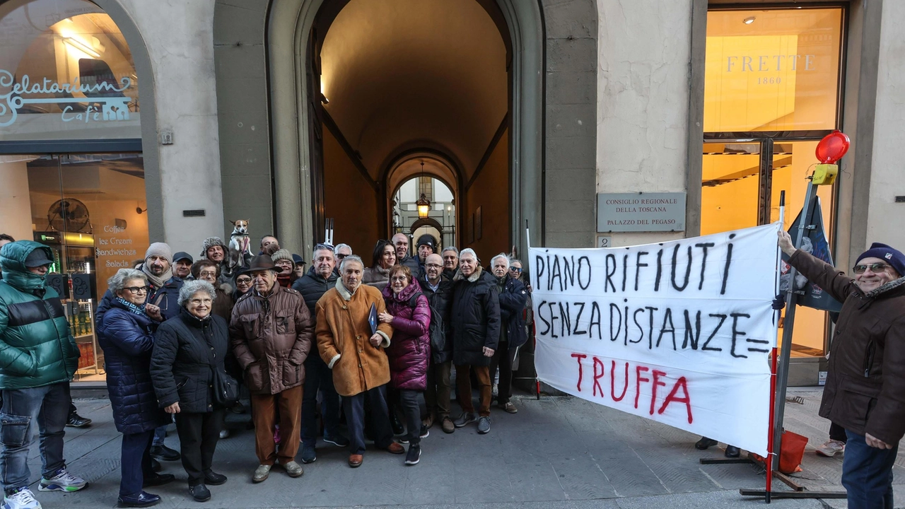 Presidio, ieri pomeriggio, a Firenze davanti al palazzo che ospirta il Consiglio Regionale da parte dei cittadini del comitato “La Porcari che vogliamo“