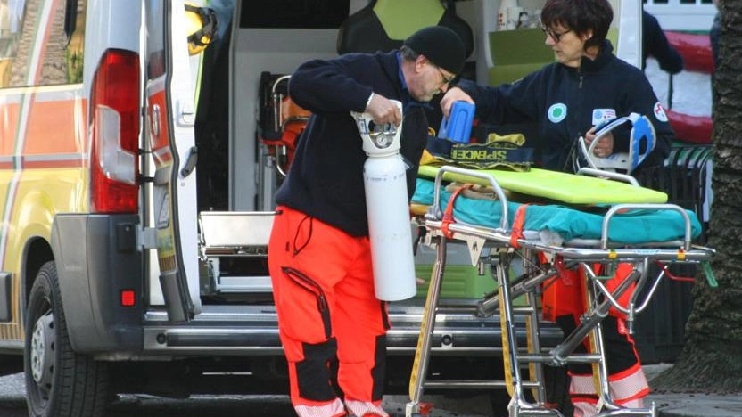 Incidente a Montale: postina investita da un'auto in via Sestini. La questione della sicurezza stradale e la presenza di autovelox alimentano la preoccupazione dei residenti. La donna è stata trasportata in ospedale con ferite lievi.