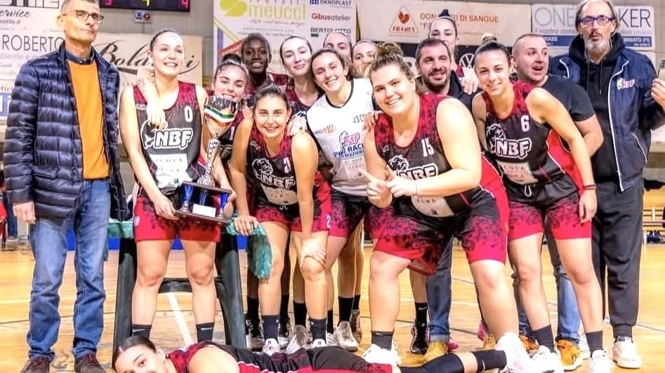 Le ragazze della Nico Basket con la Coppa Toscana