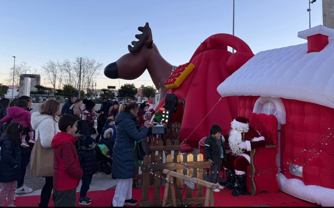 Spezia, grande successo per la Casa di Babbo Natale in piazza