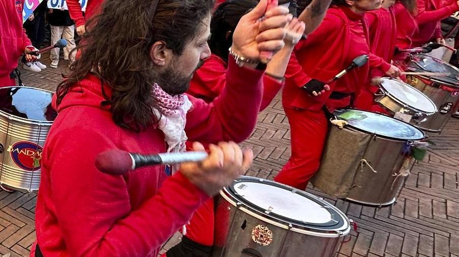 Carnevale, verso il gran finale. Sabato sfilata al tramonto Sullo sfondo le note di Bandao