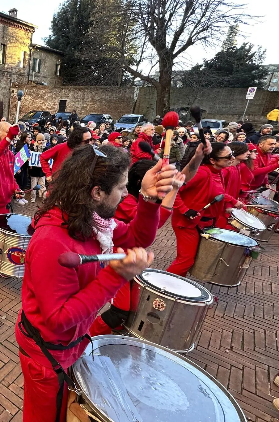 Carnevale, verso il gran finale. Sabato sfilata al tramonto Sullo sfondo le note di Bandao