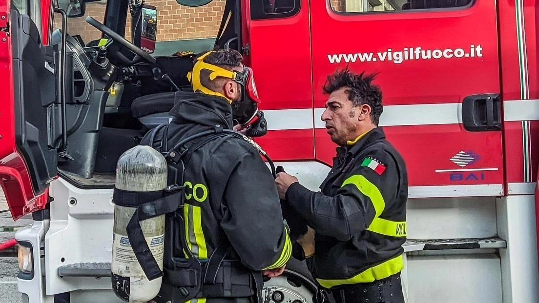 I vigili del fuoco hanno messo in sicurezza le abitazioni delle due famiglie residenti nella stessa palazzina