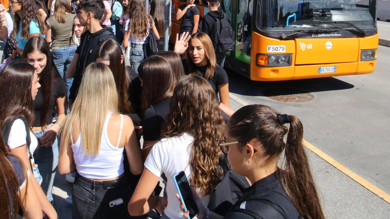 Ragazzi mentre attendono l’autobus