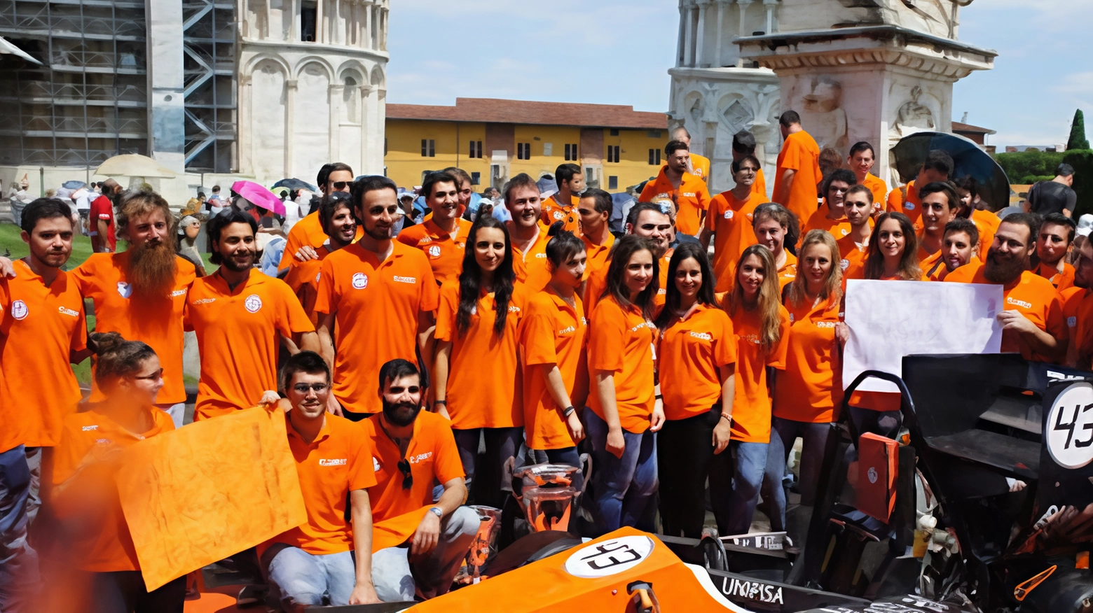 L’E-team, la squadra corse dell’Università di Pisa, è composta da un gruppo di oltre cento studenti, divisi in vari settori tecnici e gestionali.