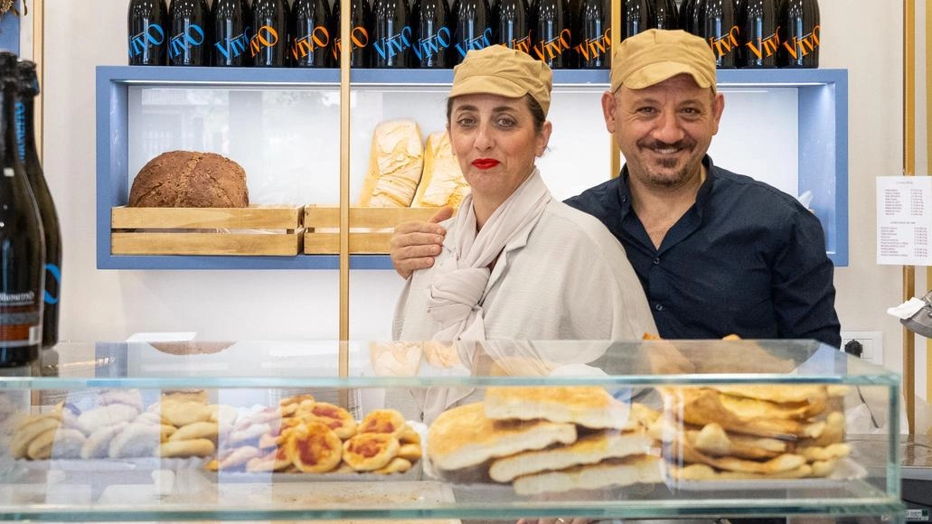 Caffè, cornetto e pane fresco: Sara, Christian  e il Ferragosto dietro al bancone