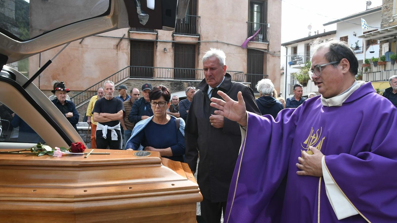 I funerali di Liano Baldi alla chiesa di Capanne (Foto servizio Paola Nizza)