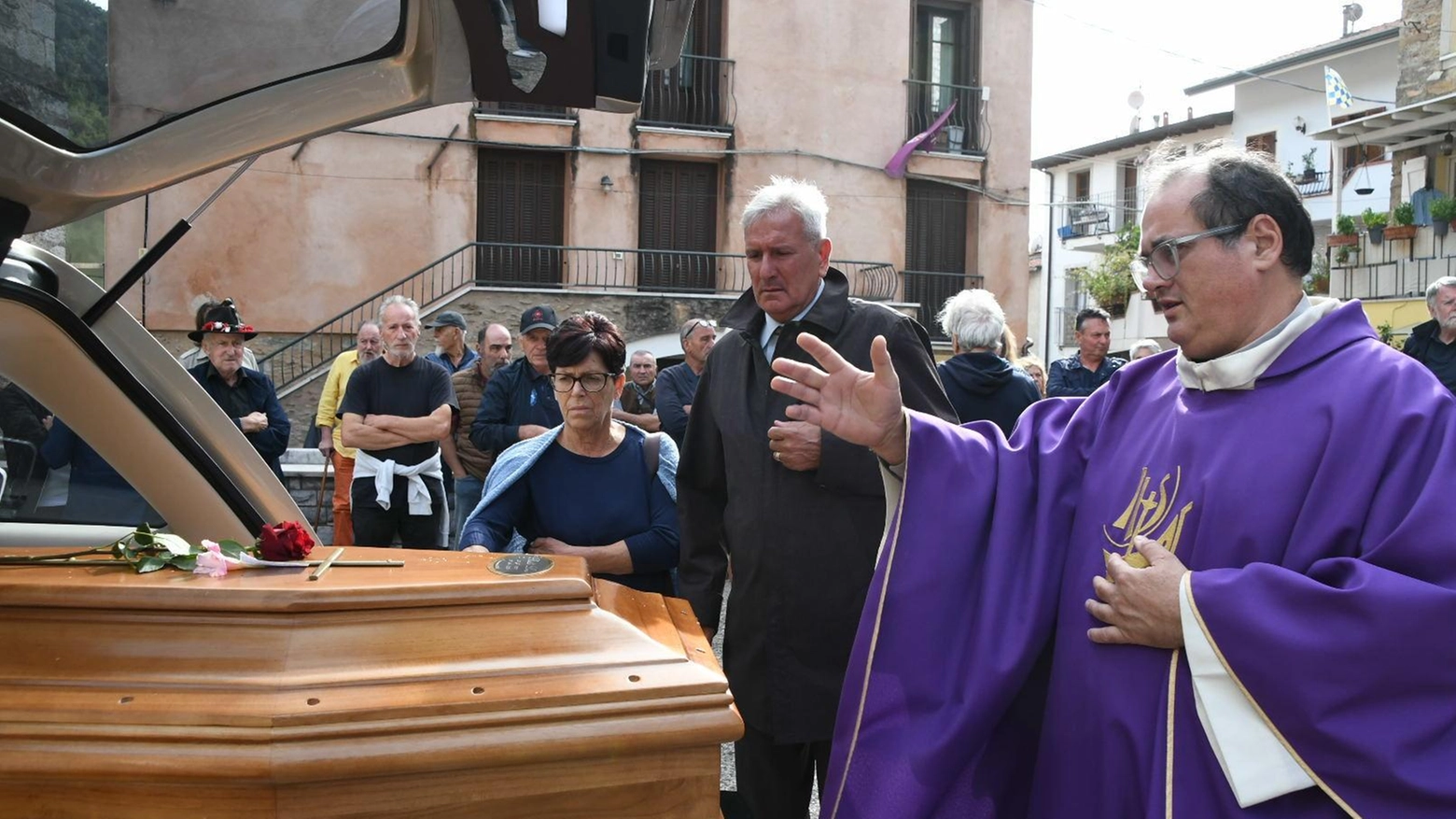 "Addio caro Liano". Folla e lacrime per Baldi