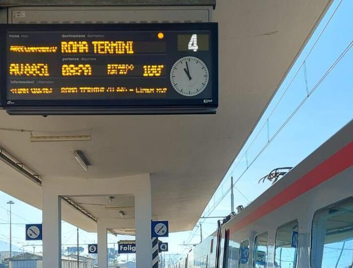 Treno fermo da ore a Foligno per un guasto alla linea, rabbia tra i passeggeri