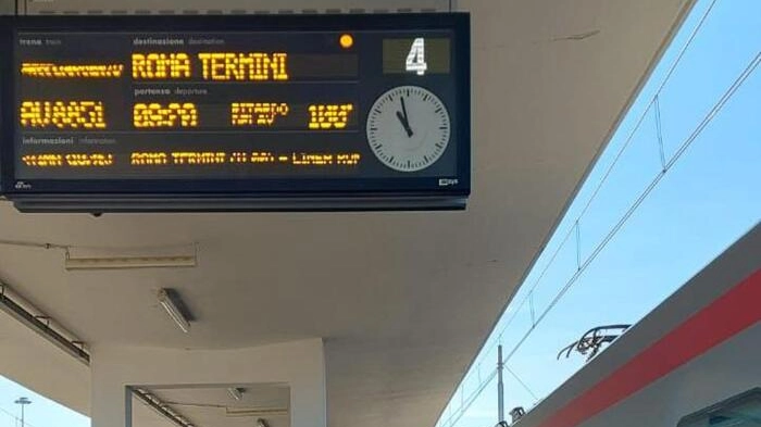 Il tabellone con il ritardo del treno fermo a Foligno (Foto Ansa)