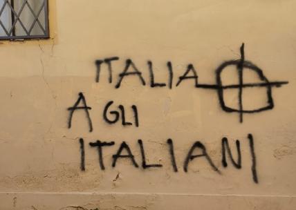 Scritte xenofobe sul muro del circolo Acli di San Giovanni. La condanna