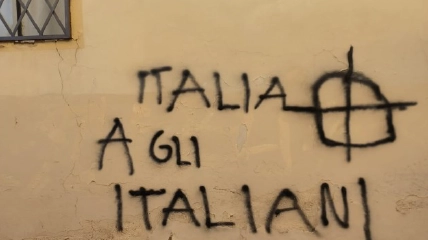 Le scritte apparse a San Giovanni