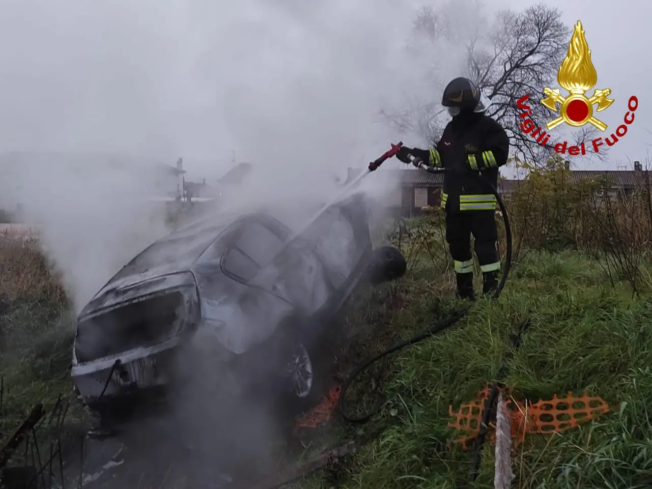 Auto in sosta prende fuoco, si mette in marcia e finisce nella scarpata