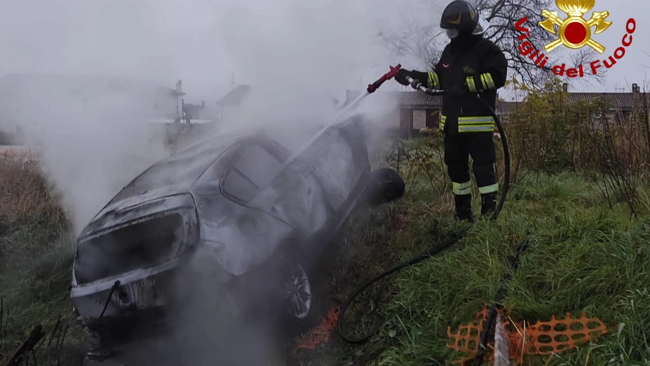 I vigili del fuoco al lavoro per spegnere le fiamme che hanno distrutto la vettura (foto Vvf)