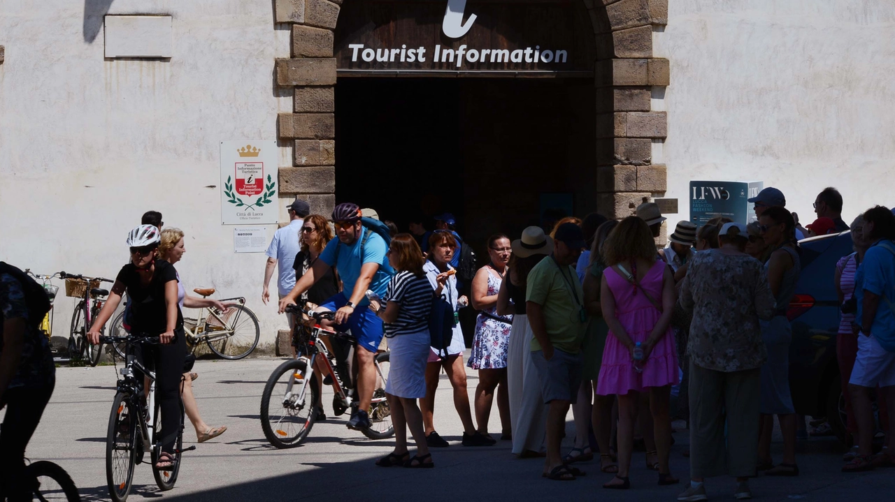 Turisti nel centro di Lucca