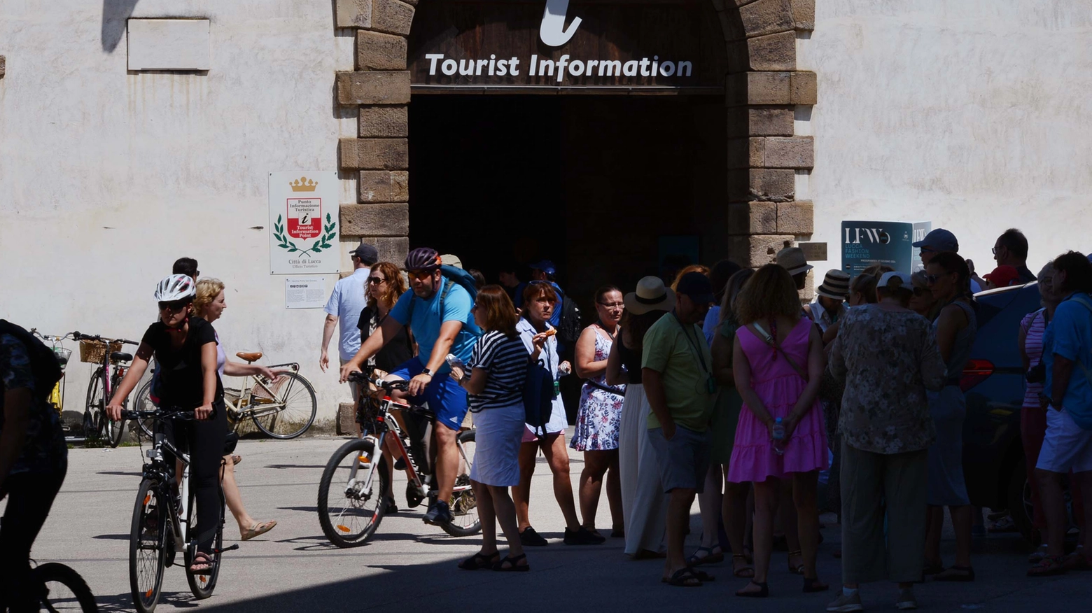 turisti nel centro di Lucca