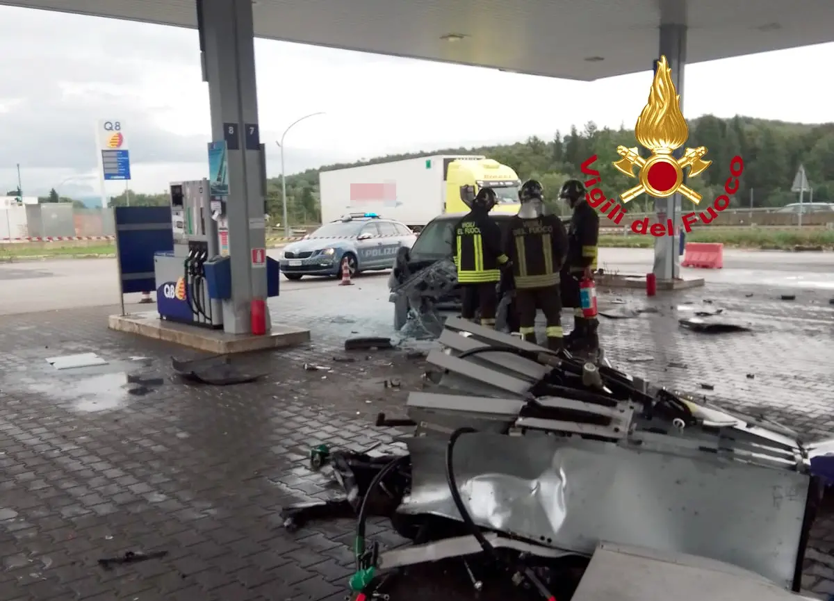 Auto finisce contro una pompa di benzina, ancora caos sulla FiPiLi