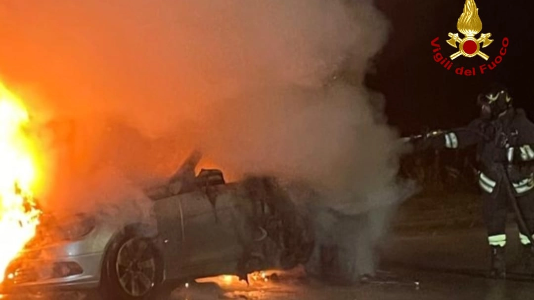 Auto in fiamme, arrivano i vigili del fuoco