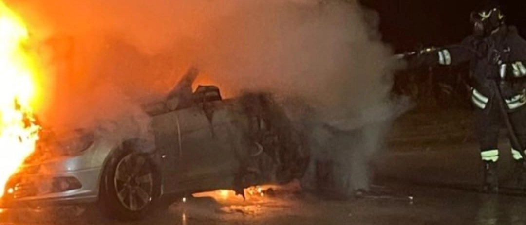 Auto in fiamme, arrivano i vigili del fuoco