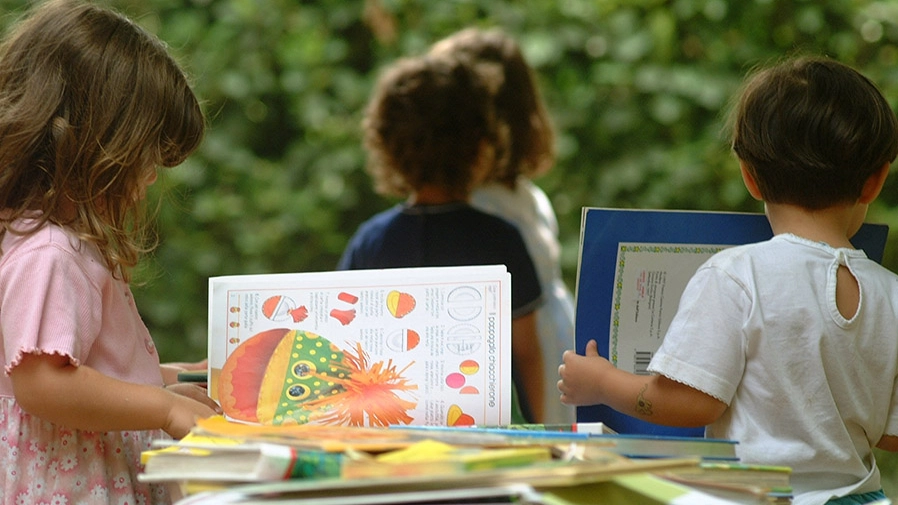 A spaventare da quasi tre settimane i bambini e le educatrici dell’asilo è un uomo, sui trent’anni