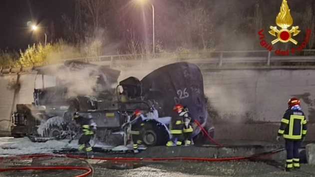 L'incendio del mezzo da lavoro dove si trovava il giovane di 26 anni deceduto dopo una settimana di ricovero a Roma