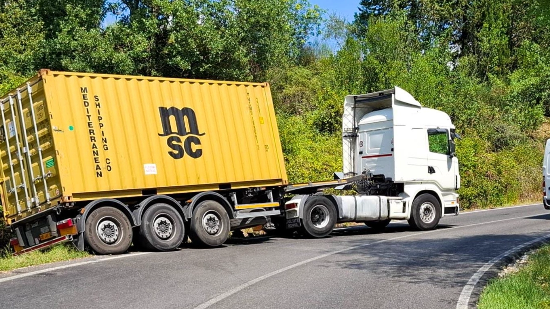 Il camion parzialmente uscito di strada sulla provinciale 93 (Immagini Fotocronache Germogli)