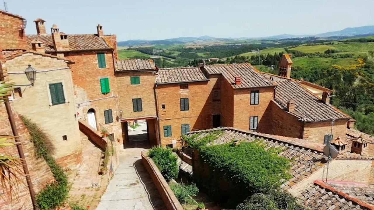 Una veduta di Chiusure, frazione del comune di Asciano, borgo con un centinaio di abitanti che potrebbe diventare una residenza per artisti internazionali. Il progetto della Amant Foundation