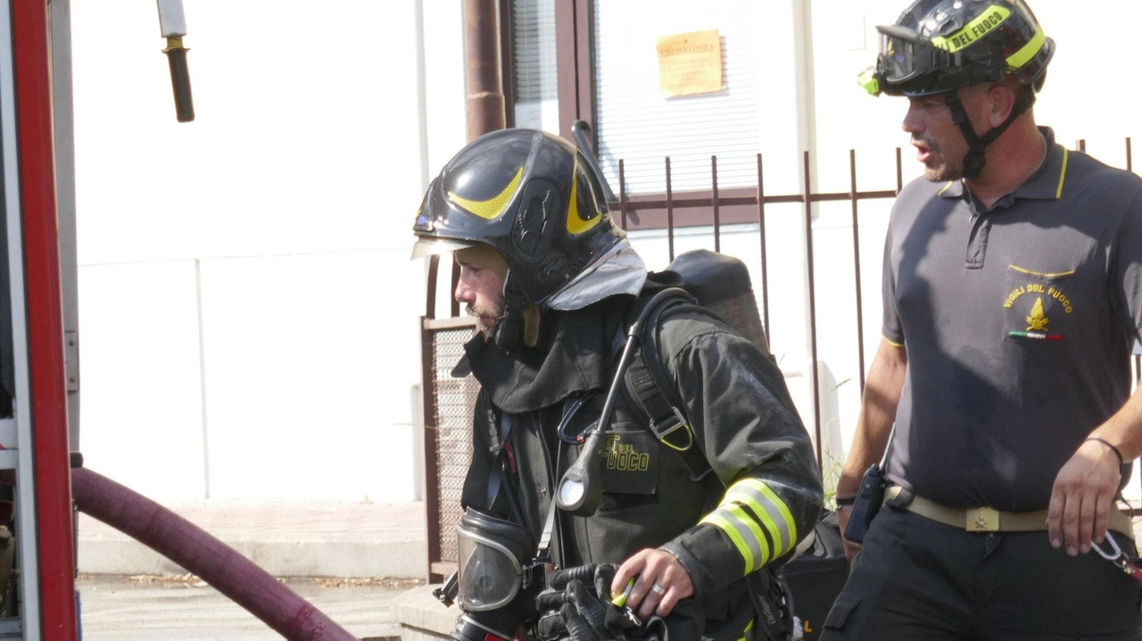 L’intervento dei vigili del fuoco all’incendio al poligono di tiro a Galceti