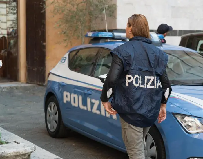 Aggredisce un’operatrice sanitaria, viola l’obbligo di dimora e cerca di entrare in casa di un pensionato: arrestata