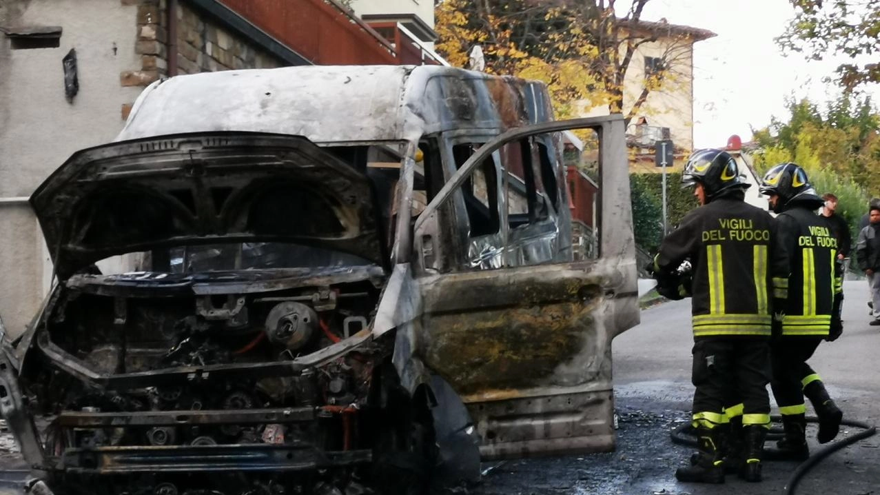 Paura a Grassina, scuolabus a fuoco. Dieci bimbi salvati dalle fiamme