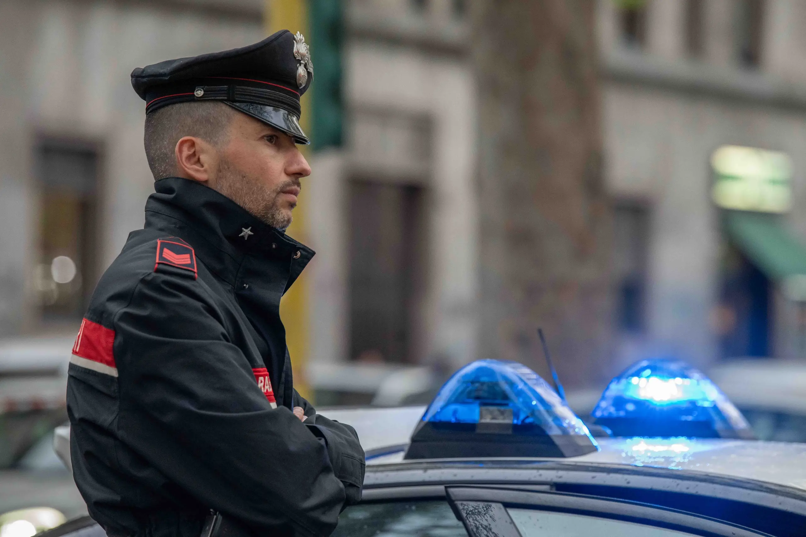 Non Si Fermano All’alt, I Carabinieri Sparano All’auto. I Malviventi ...