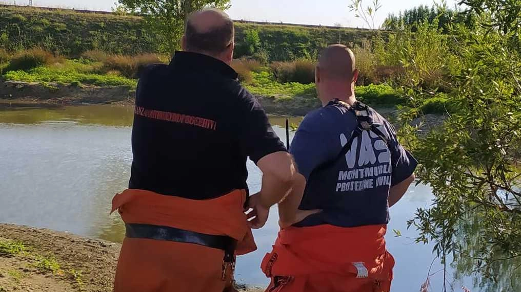 I volontari della Vab davanti al laghetto di via delle Bolgie e a Pian di Scalino. A Cicignano verrà installata una vasca per far bere gli animali