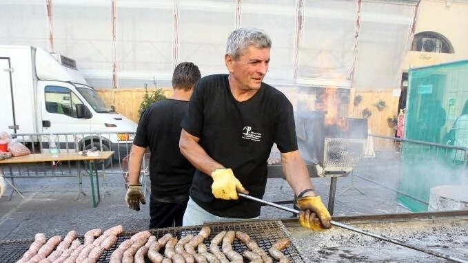 La Mostra Mercato del Sedano Nero e la Sagra del Sedano e della Salsiccia a Trevi: tradizioni culinarie e economia locale in primo piano. Evento storico con focus su prodotti tipici e cultura medievale.