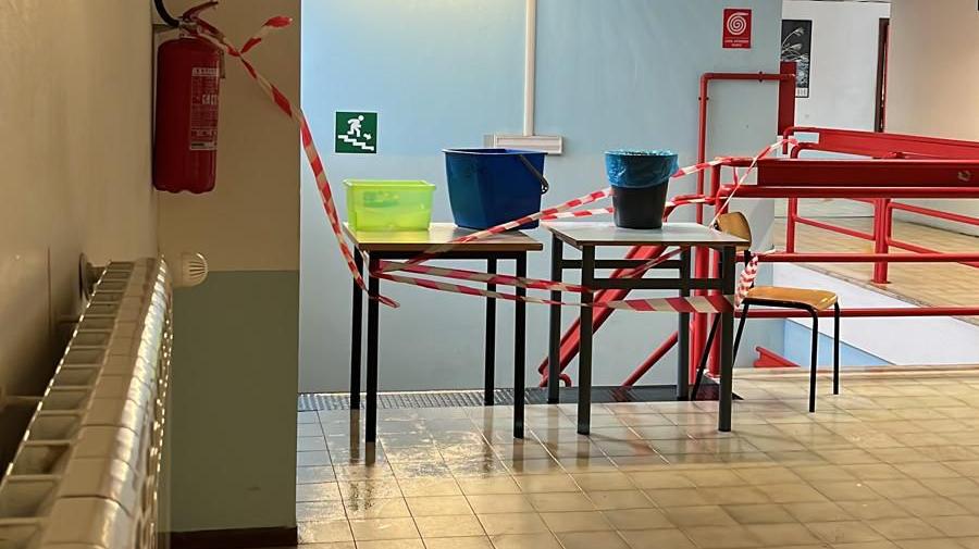 Sarzana, la scuola va sott’acqua. Il tetto non ha retto: aule e corridoi allagati