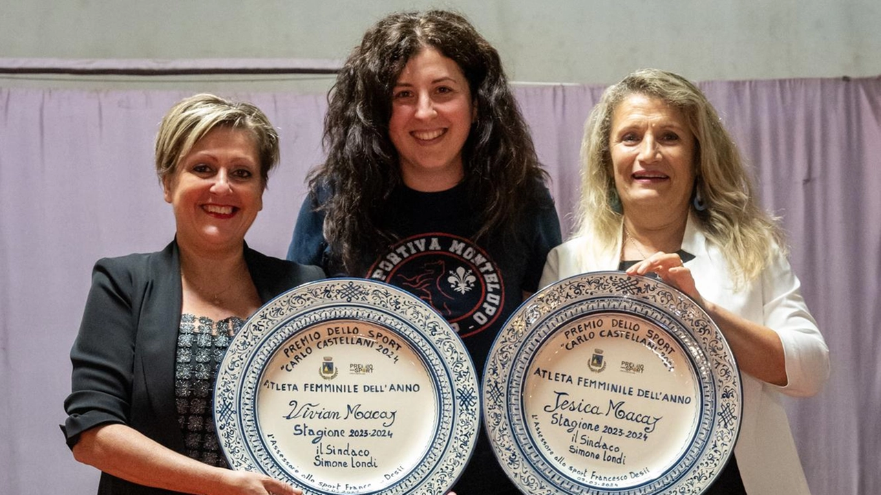 Jesica Macaj e Vivian Macaj sono state premiate e qui sono ritratte con l’assessora Stefania Fontanelli