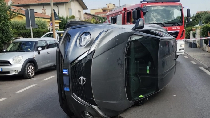 L'auto ribaltata a Viareggio