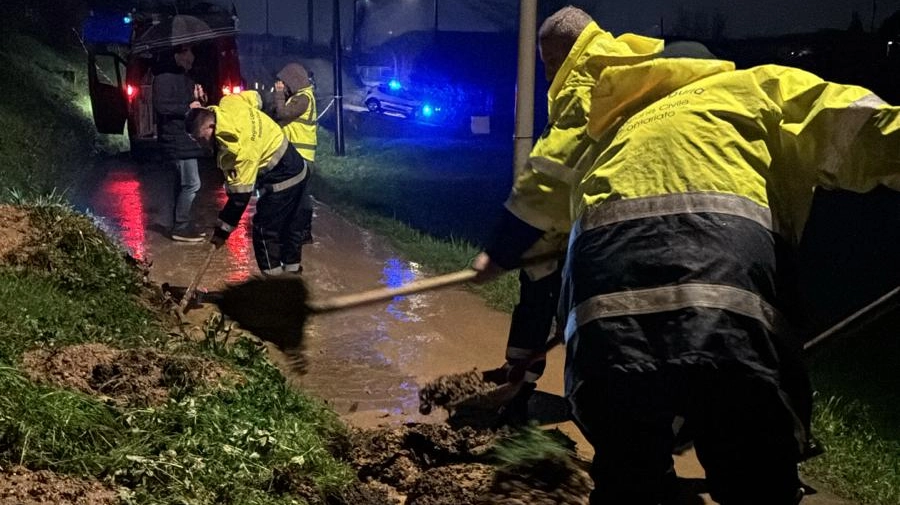 Gli interventi nella notte a Sarzana per rimuovere gli smottamenti