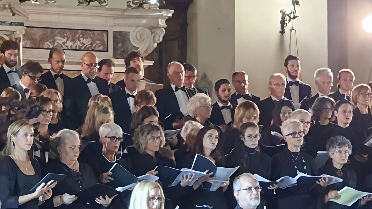 Concerto per la pace a Fucecchio promosso da Shalom nel 50esimo della sua fondazione. Eseguiti brani di Puccini e inediti, con voci e strumenti locali. Don Cristiani esalta la musica come veicolo di unione e preghiera.